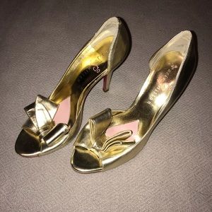 Paris Hilton gold bow pumps